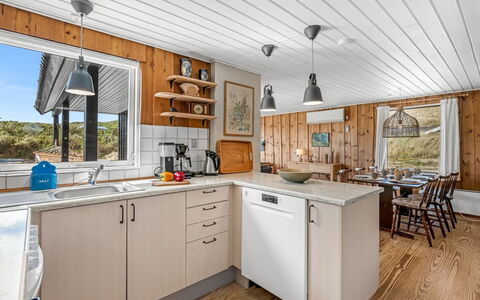 Monna - from the Sea: Cocina, Mostrador, Aparato De Cocina, Electrodoméstico, Madera, Gabinetes, Mueble, Diseño De Interiores, Piso, Techo