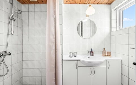 Monna - from the Sea: Arreglo De Tubería, Lavabo, Piso, Diseño De Interiores, Lavabo Del Baño, Suelo, Baño, Grifo, Plomería, Habitación