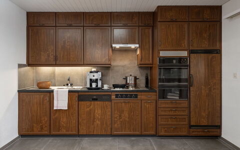 Sous-Le-Moulin: Madera, Gabinetes, Cocina, Piso, Electrodoméstico, Marrón, Aparato De Cocina, Mostrador, Alacena, Estufa De Cocina