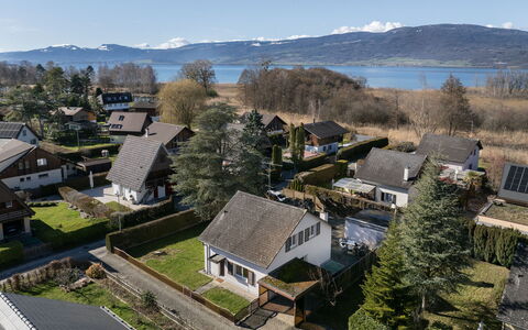 Sous-Le-Moulin: Barrio Residencial, Casa, Techo, Paisaje, Casa, Suburbio, Asentamientos Humanos, Costeras Y Los Accidentes Geográficos Oceánico, Pueblo, Cabaña