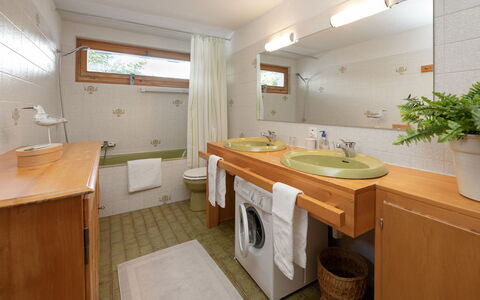 Veni, Vidi, Mansi: Diseño De Interiores, Lavabo Del Baño, Arreglo De Tubería, Piso, Mueble, Madera, Lavabo, Techo, Suelo, Baño