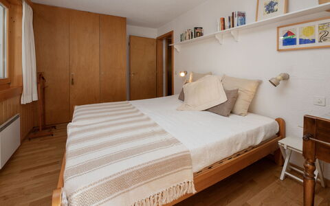 Veni, Vidi, Mansi: Mueble, Diseño De Interiores, Cama, Piso, Madera, Suelo, Habitación, Habitación, Sábana, Techo