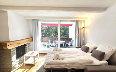 La Riva Mountain Apartment: Mueble, Madera, Diseño De Interiores, Piso, Suelo, Textil, Techo, Habitación, Habitación, Cama