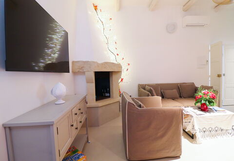 Bacchus: Historic Charming Home: Mueble, Diseño De Interiores, Pared, Sofá, Piso, Madera, Suelo, Habitación, Sala, Techo