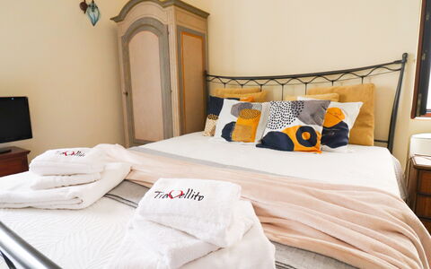 Scilla Centro Storico Otranto: Cama, Mueble, Habitación, Lecho, Sábana, Diseño De Interiores, Linos, Habitación, Textil, Marco De La Cama