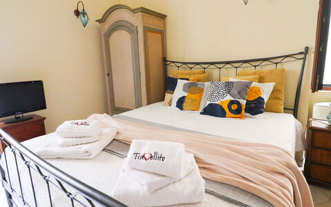 Scilla Centro Storico Otranto: Cama, Habitación, Lecho, Mueble, Sábana, Diseño De Interiores, Linos, Textil, Habitación, Marco De La Cama