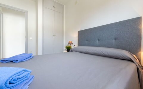 Cambrils 68: Cama, Habitación, Mueble, Sábana, Lecho, Diseño De Interiores, Suelo, Madera, Piso, Habitación