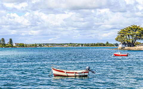Maison de Saint-Cado: Azul, Barco, Agua, Los Recursos Hídricos, Cuerpo De Agua, Watercraft, Nube, Barcos Y Canotaje - Efectos Y Equipo, Camino Acuático, Verano