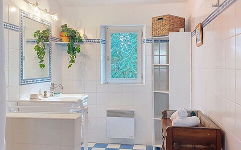 Le Château 3: Piso, Diseño De Interiores, Baño, Arreglo De Tubería, Pared, Suelo, Loseta, Plomería, Grifo, Habitación