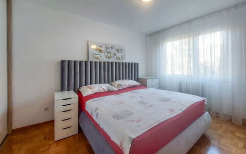 Noemi: Cama, Habitación, Diseño De Interiores, Mueble, Lecho, Pared, Sábana, Piso, Suelo, Techo