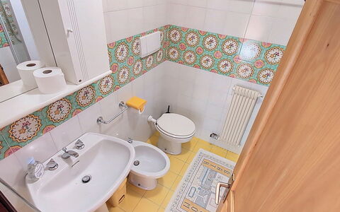 Casa Sofia: Baño, Arreglo De Tubería, Asiento Del Baño, Lavabo Del Baño, Piso, Lavabo, Suelo, Diseño De Interiores, Baño, Grifo