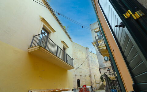 Cariddi Dimora Otranto: Pared, Amarillo, Arquitectura, Material Compuesto, Callejón, Hierro, Hormigón, Sombra, Balcón