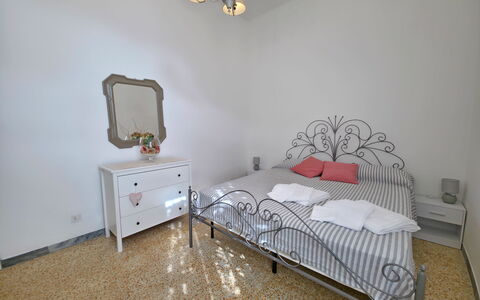 Casa Serena: Mueble, Cama, Habitación, Diseño De Interiores, Suelo, Piso, Sábana, Lecho, Techo, Habitación