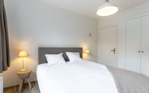 Sand Beach: Cama, Diseño De Interiores, Habitación, Mueble, Techo, Piso, Madera, Suelo, Sábana, Habitación