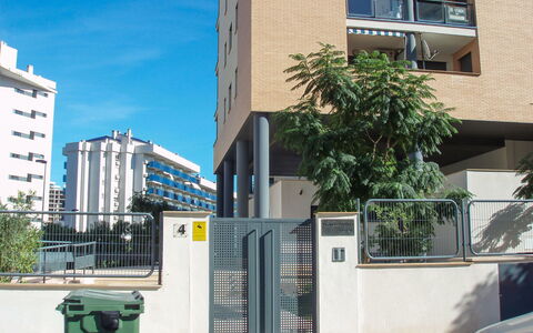 Tamarindo: Edificio, Planta, Propiedad, Ventana, Verde, Cielo, Árbol, Diseño Urbano