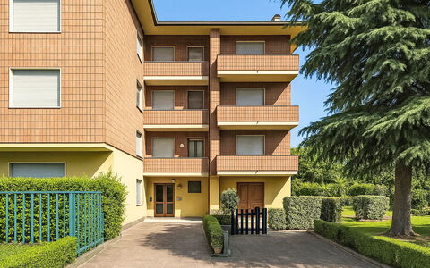 Etrusco Apartment: Barrio Residencial, Arbusto, Departamento, Diseño Urbano, Césped, Cobertura, Condominio, Jardín, Balcón, Inmuebles