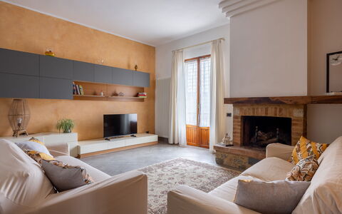 Casa Lory, Monteriggioni, Siena: Mueble, Diseño De Interiores, Piso, Pared, Suelo, Madera, Habitación, Sala, Techo, Casa
