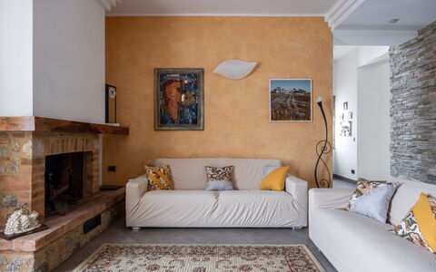 Casa Lory, Monteriggioni, Siena: Mueble, Diseño De Interiores, Pared, Piso, Sofá, Suelo, Madera, Habitación, Sala, Techo