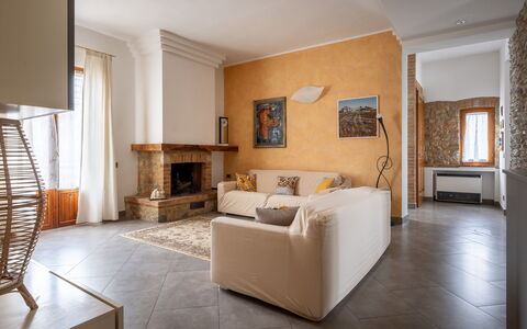Casa Lory, Monteriggioni, Siena: Mueble, Diseño De Interiores, Piso, Pared, Suelo, Madera, Habitación, Sofá, Encendiendo, Sala