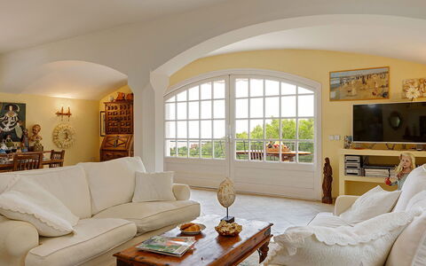 Villa Muneca: Mueble, Diseño De Interiores, Sofá, Pared, Piso, Madera, Techo, Suelo, Sala, Mesa