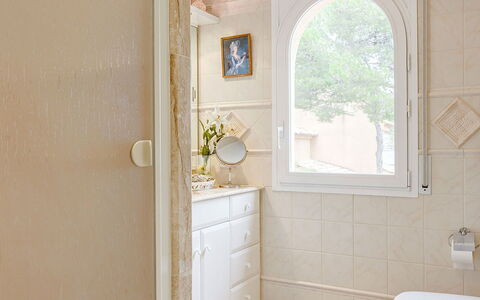 Villa Muneca: Pared, Arreglo De Tubería, Diseño De Interiores, Lavabo Del Baño, Piso, Mueble De Baño, Baño, Suelo, Lavabo, Espejo