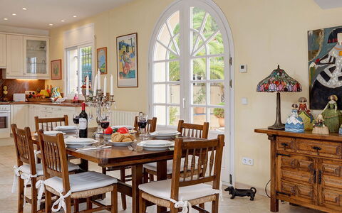 Villa Muneca: Mueble, Diseño De Interiores, Silla, Mesa, Comedor, Piso, Cocina Y Comedor Mesa, Madera, Habitación, Suelo