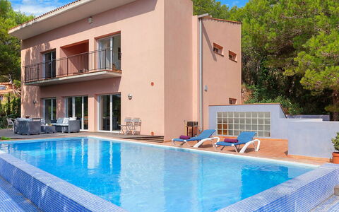 Villa Susanna: Piscina, Recurso, Barrio Residencial, Asentamientos Humanos, Material Compuesto, Departamento, Mueble Para Exteriores, Ocio, Inmuebles, Eco Hotel