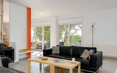 Villa Susanna: Mueble, Diseño De Interiores, Piso, Suelo, Sofá, Pared, Sala, Madera, Techo, Habitación