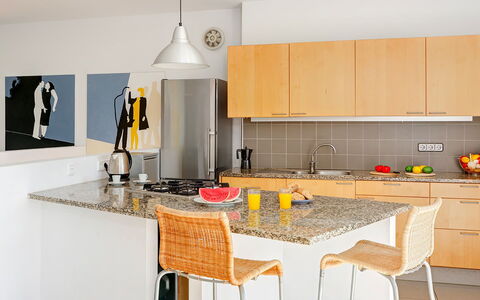 Villa Susanna: Mueble, Cocina, Mostrador, Diseño De Interiores, Aparato De Cocina, Piso, Madera, Electrodoméstico, Suelo, Gabinetes