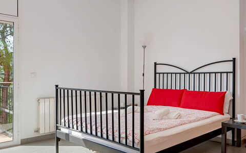 Villa Susanna: Cama, Mueble, Habitación, Diseño De Interiores, Suelo, Piso, Lecho, Marco De La Cama, Sábana, Habitación