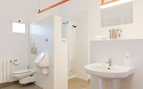 Villa Susanna: Lavabo Del Baño, Arreglo De Tubería, Baño, Asiento Del Baño, Pared, Piso, Suelo, Baño, Diseño De Interiores, Lavabo