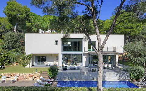 Villa Luminosa: Barrio Residencial, Casa, Casa, Inmuebles, Diseño Urbano, Departamento, Balcón, Sombra, Paisajismo, Villa