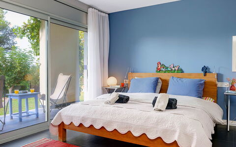 Villa Luminosa: Mueble, Diseño De Interiores, Habitación, Cama, Textil, Suelo, Linos, Casa, Piso, Sábana