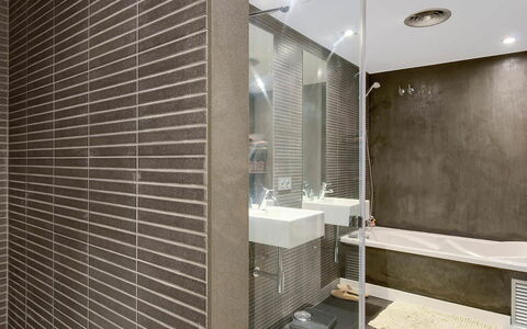 Villa Luminosa: Pared, Piso, Arreglo De Tubería, Baño, Diseño De Interiores, Suelo, Techo, Loseta, Plomería, Grifo