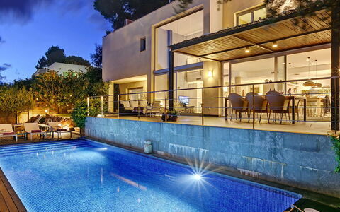Villa Luminosa: Piscina, Barrio Residencial, Recurso, Casa, Material Compuesto, Departamento, Eco Hotel, Inmuebles, Villa, Hacienda