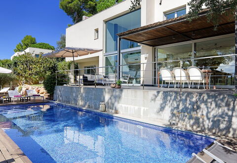 Villa Luminosa: Piscina, Recurso, Barrio Residencial, Material Compuesto, Casa, Mueble Para Exteriores, Eco Hotel, Sombra, Inmuebles, Departamento