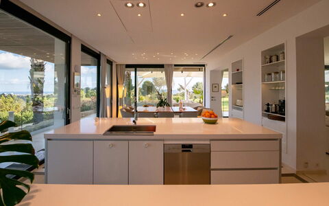 Villa the Marvel: Cocina, Diseño De Interiores, Mueble, Mostrador, Piso, Suelo, Madera, Techo, Aparato De Cocina, Gabinetes