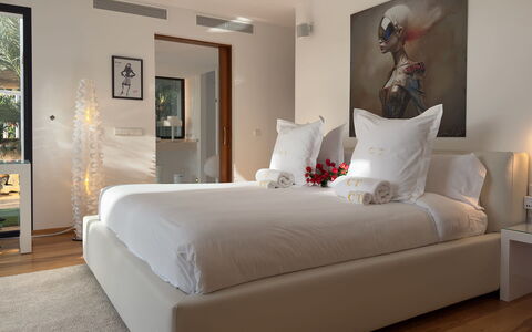Villa the Marvel: Cama, Mueble, Diseño De Interiores, Lecho, Suelo, Habitación, Piso, Sábana, Pared, Habitación