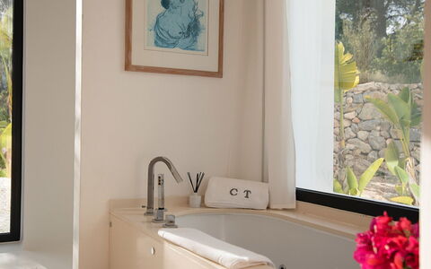 Villa the Marvel: Diseño De Interiores, Pared, Arreglo De Tubería, Piso, Suelo, Bañera, Baño, Grifo, Casa, Habitación