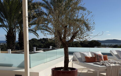 Villa the Marvel: Mueble, Mueble Para Exteriores, Silla, Sombra, Balcón, Recurso, Maceta, Planta De Casa, Eco Hotel, Mesa Al Aire Libre