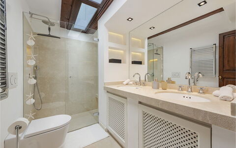 Can Cabana: Baño, Arreglo De Tubería, Lavabo Del Baño, Diseño De Interiores, Piso, Lavabo, Suelo, Mueble De Baño, Grifo, Techo