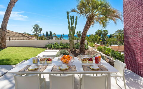 Villa Rebecca: Mueble, Mesa, Silla, Mueble Para Exteriores, Mesa Al Aire Libre, Jardín, Cocina Y Comedor Mesa, Sombra, Paisajismo