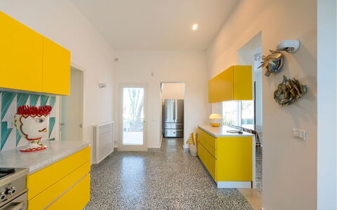 Villa Rebecca: Piso, Cocina, Diseño De Interiores, Amarillo, Suelo, Techo, Mostrador, Electrodoméstico, Gabinetes, Aparato De Cocina