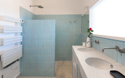 Villa Rebecca: Pared, Piso, Suelo, Diseño De Interiores, Arreglo De Tubería, Loseta, Baño, Material Compuesto, Plomería, Cerámico