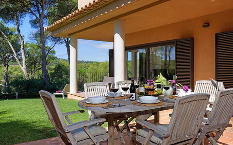 Villa Crab: Mueble, Mueble Para Exteriores, Silla, Mesa, Mesa Al Aire Libre, Cocina Y Comedor Mesa, Sombra, Patio, Jardín, Manchas De Madera