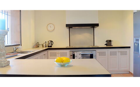 Villa Crab: Cocina, Diseño De Interiores, Aparato De Cocina, Mostrador, Encendiendo, Techo, Electrodoméstico, Lámpara, Estufa De Cocina, Piso