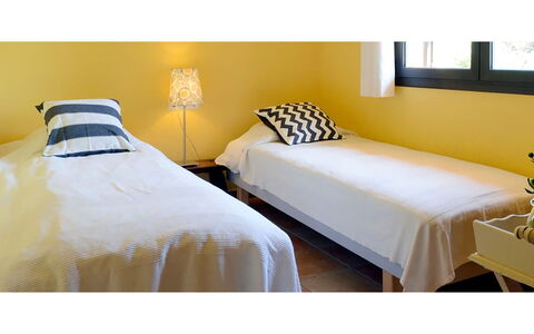 Villa Crab: Cama, Mueble, Habitación, Diseño De Interiores, Lecho, Sábana, Linos, Amarillo, Suelo, Piso