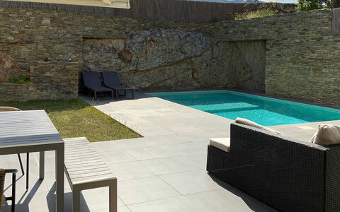 Villa Luisa: Piscina, Mueble Para Exteriores, Material Compuesto, Sombra, Hormigón, Losa, Loseta, Patio Interior, Silla, Recurso