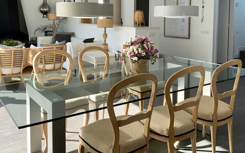 Villa Luisa: Mueble, Madera, Mesa, Comedor, Cocina Y Comedor Mesa, Silla, Diseño De Interiores, Piso, Suelo, Manchas De Madera