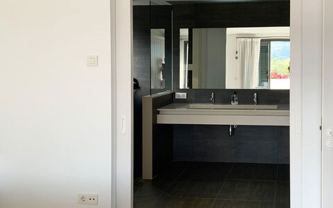 Villa Luisa: Arreglo De Tubería, Diseño De Interiores, Lavabo Del Baño, Piso, Baño, Lavabo, Suelo, Grifo, Plomería, Casa